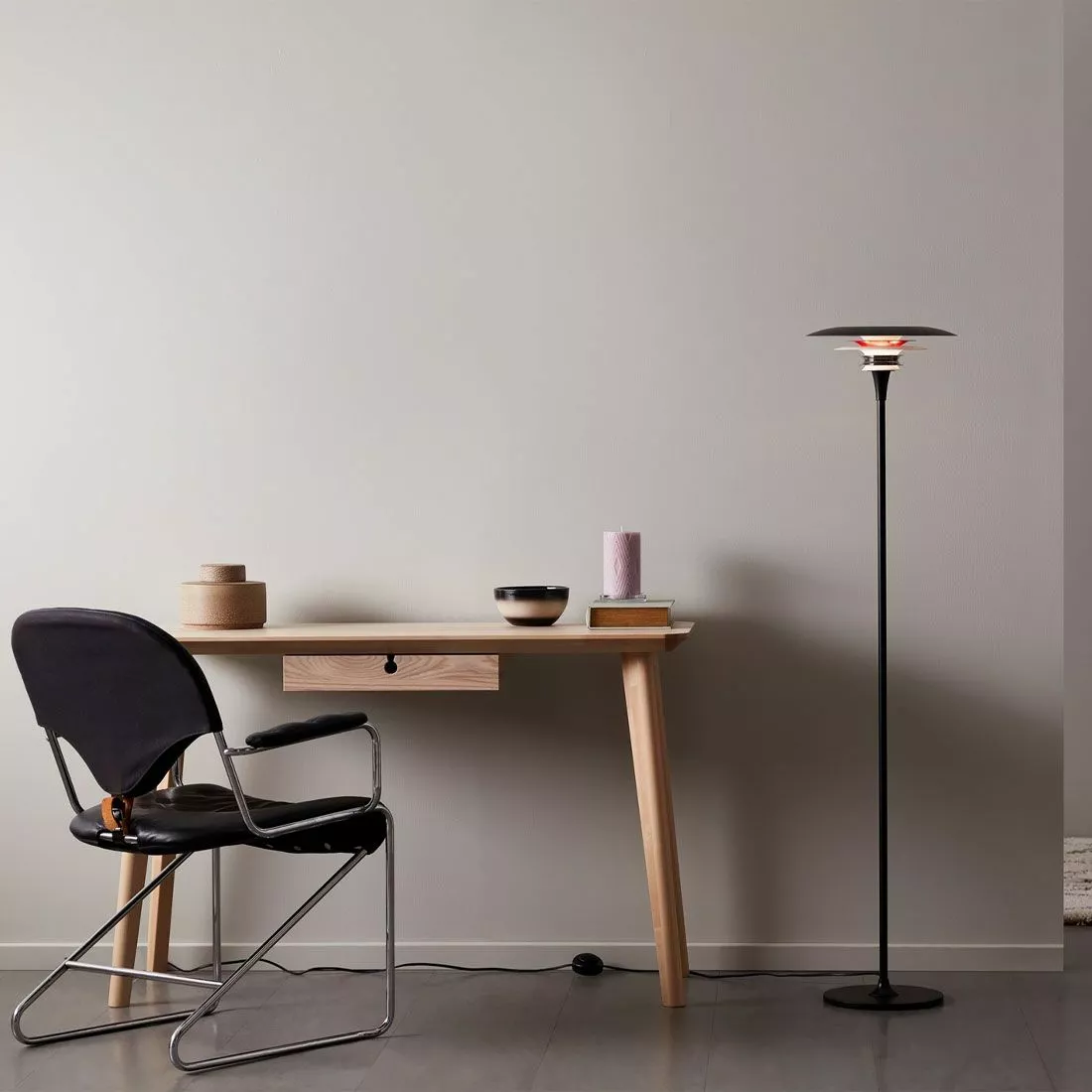 Belid Diablo Golvlampa 135cm Mattsvart/Blankröd 2 Belid Diablo Golvlampa 135cm Mattsvart/Blankröd - Bild 2